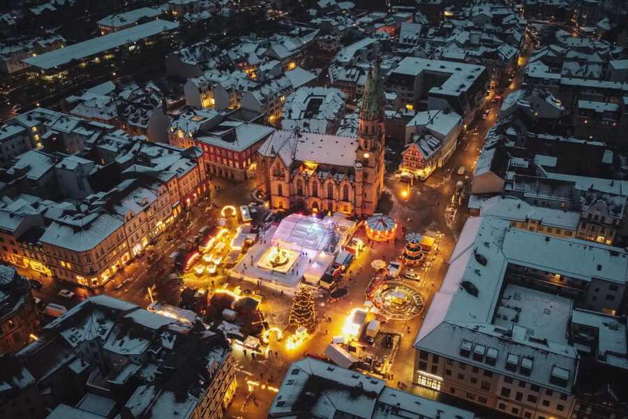Der traditionelle Meininger Weihnachtszauber rund um den Heinrichsbrunnen  - mit Eisbahn und Weihnachtspyramide. © Meiningen GmbH, Peter Steinwachs