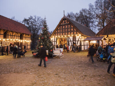 Der historisch anmutende Weihnachtsmarkt in Diesdorf. © Investitions- und Marketinggesellschaft Sachsen-Anhalt mbH / Harald Krieg