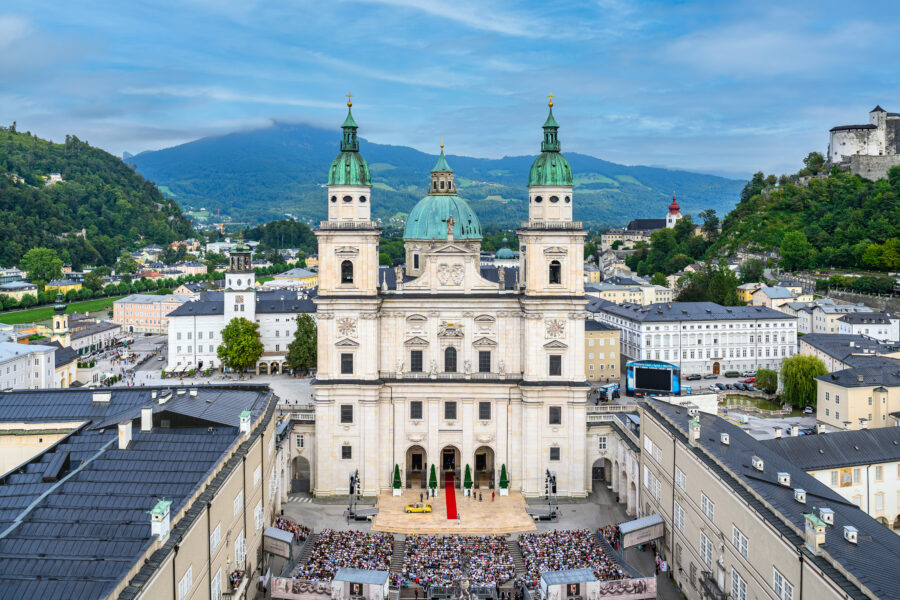Die Jedermann-Aufführung auf dem Domplatz gehört zu den Höhepunkten der Salzburger Festspiele. © Tourismus Salzburg GmbH/G. Breitegger