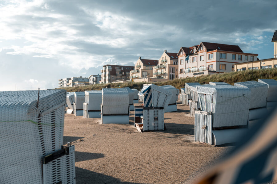 Job zu vergeben: Auf Wangerooge wird unter anderem ein Korb-Kapitän gesucht, der sowohl den Strandaufbau begleitet als auch die Strandkörbe vermietet. © Kurverwaltung Wangerooge