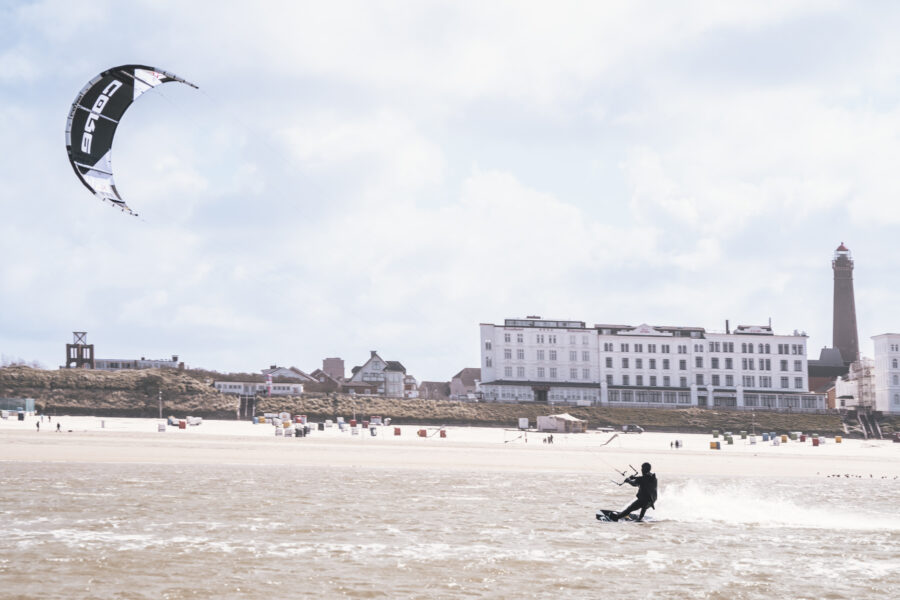 Erstmals gastiert der Kitesurf Worldcup auf Borkum: Die Ostfriesische Insel ist Top-revier für Kiter und Surfer. © Nicklas Witt