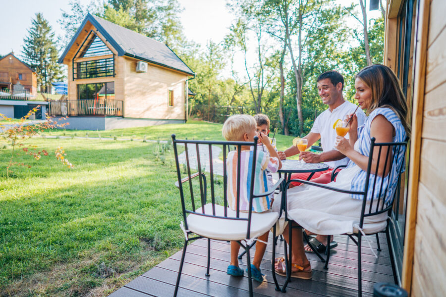 Wer aufmerksam bucht, kann nicht nur sparen, sondern auch seinen Urlaub entspannter genießen.  © iStock