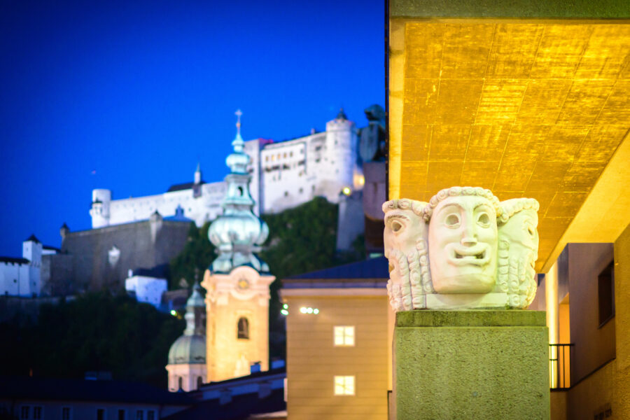 Die Skulptur Masken vor dem Festspielhaus: Um die Salzburger Festspiele zu erleben, reisen Besucher aus 88 Ländern nach Salzburg. © Tourismus Salzburg GmbH