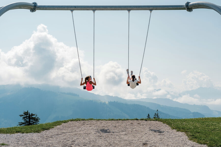 Nur Fliegen ist schöner: Im Schaukelpark Hochkönig am Gabühel warten spektakuläre Wasserfall- und Riesenschaukeln. © Hochkönig Tourismus