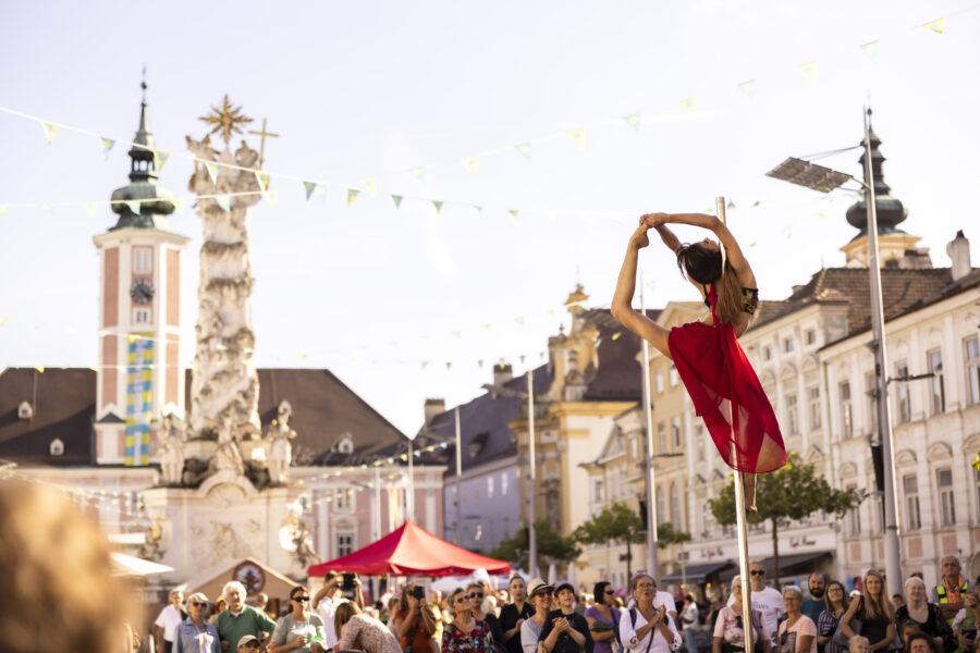 Farbenfroh, artistisch und magisch: Das Straßenspektakel Bravissimo findet in diesem Jahr genau an St. Pöltens Jubiläums-Wochenende statt. © Bernd Berger