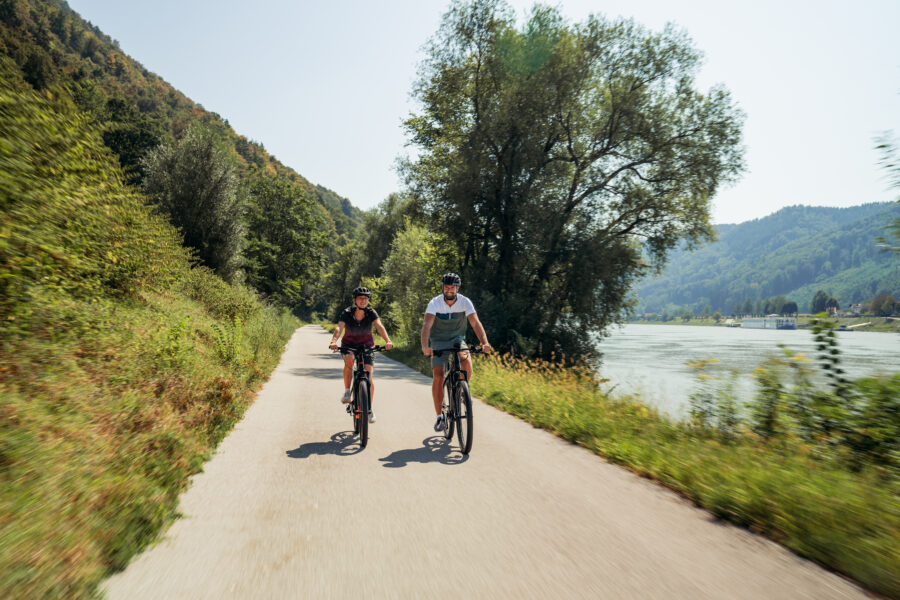 Die Donauregion Oberösterreich bietet mit dem Donauradweg, dem Innradweg und den 15 E-Bike-Rundtouren eine  große Auswahl an schönen Strecken. © WGD Donau Oberösterreich Tourismus GmbH/Studio Draussen