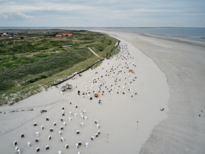 Breiter Strand: Die grüne Ostfriesische Insel Spiekeroog erhielt 1969 die Anerkennung als Nordseeheilbad. © Karlis Kalnins