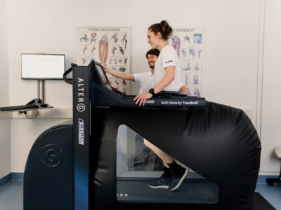 AlpenthermeGastein-Gesundheitszentrum-AlterG-Patient+Physio(C)MarktlPhotography-11