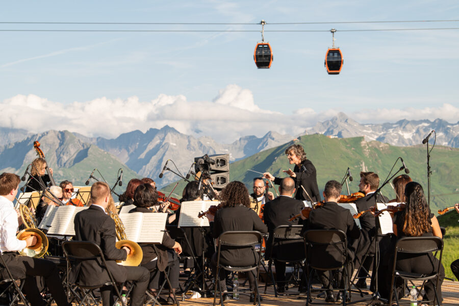 Klassik auf höchstem Niveau: Elisabeth Fuchs dirigiert das 40-köpfige Orchester der Philharmonie Salzburg auf 2.000 Meter Höhe. © Gasteinertal Tourismus GmbH, Fotoatelier Wolkersdorfer