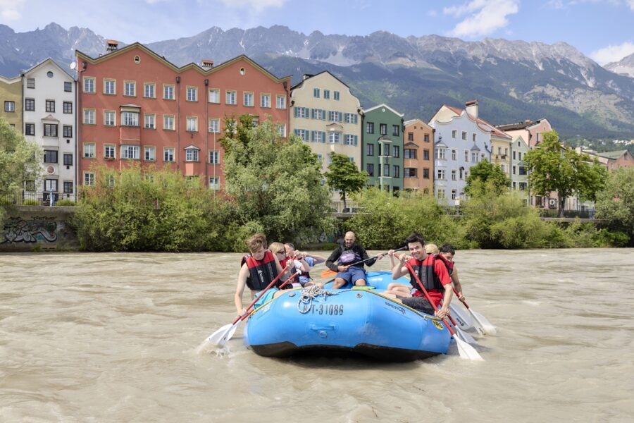 Das hat die historische Altstadt von Innsbruck auch noch nicht gesehen: Die AREA 47 verwandelt eine Stadtrundfahrt in ein aufregendes Rafting. © AREA 47, Christoph Nösig