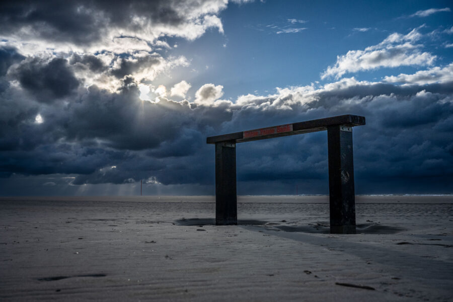 Die Ostfriesischen Inseln sind eigentlich sehr friedliche Orte. Nur in vielen Kriminalromanen ziehen manchmal düstere Wolken auf. © Lars Wehrmann, Kurverwaltung Juist