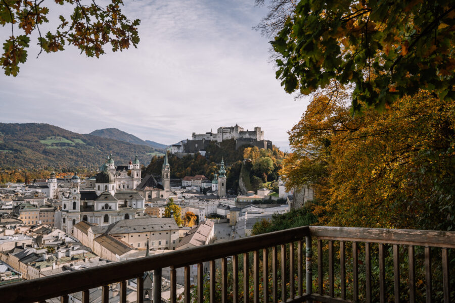 Blick vom Mönchsberg über die herbstliche Altstadt, die zum UNESCO Weltkulturerbe gehört. © Tourismus Salzburg GmbH, Markus Kohlmayr