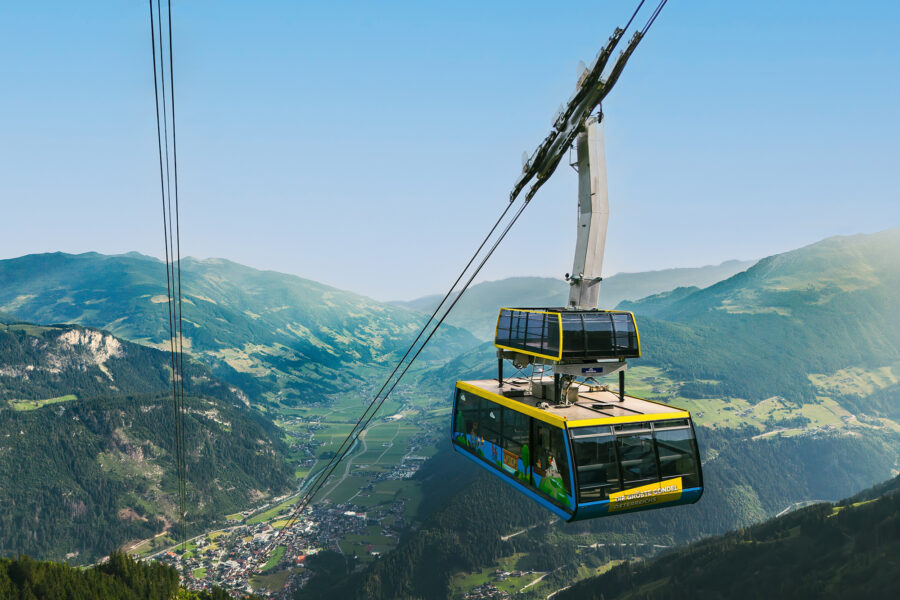 Oben ohne ganz nach oben: In der Cabrio-Gondel des SkyRideAhorn lässt sich die Aussicht vom Panoramadeck aus genießen. © Mayrhofner Bergbahnen