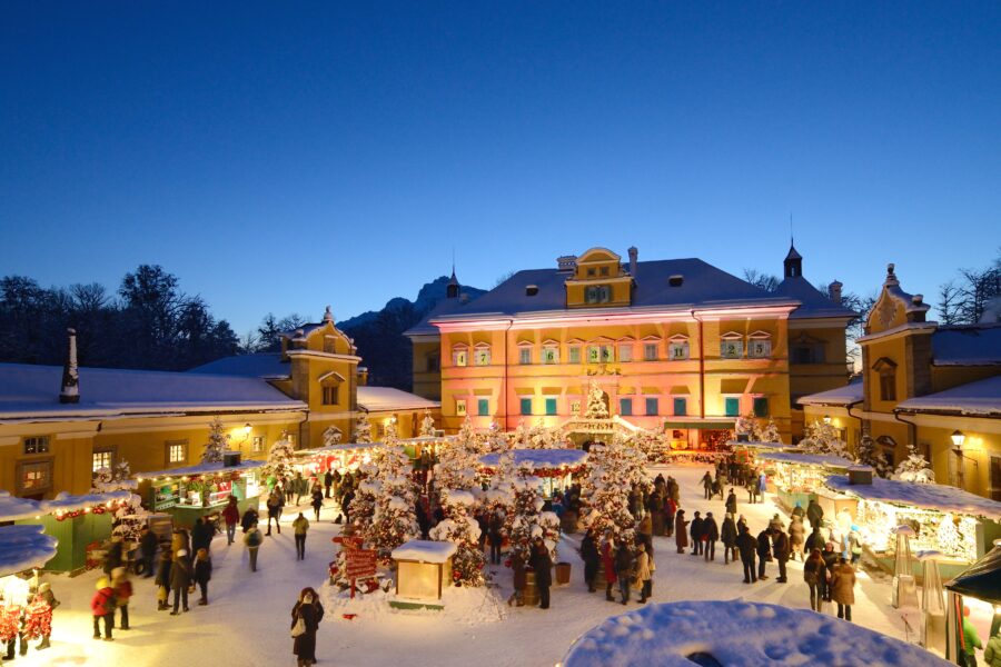 Feiert sein 25.  Jubiläum: der Hellbrunner Adventzauber vor der Kulisse von Schloss Hellbrunn. © Hellbrunner Adventzauber, R. Zauner