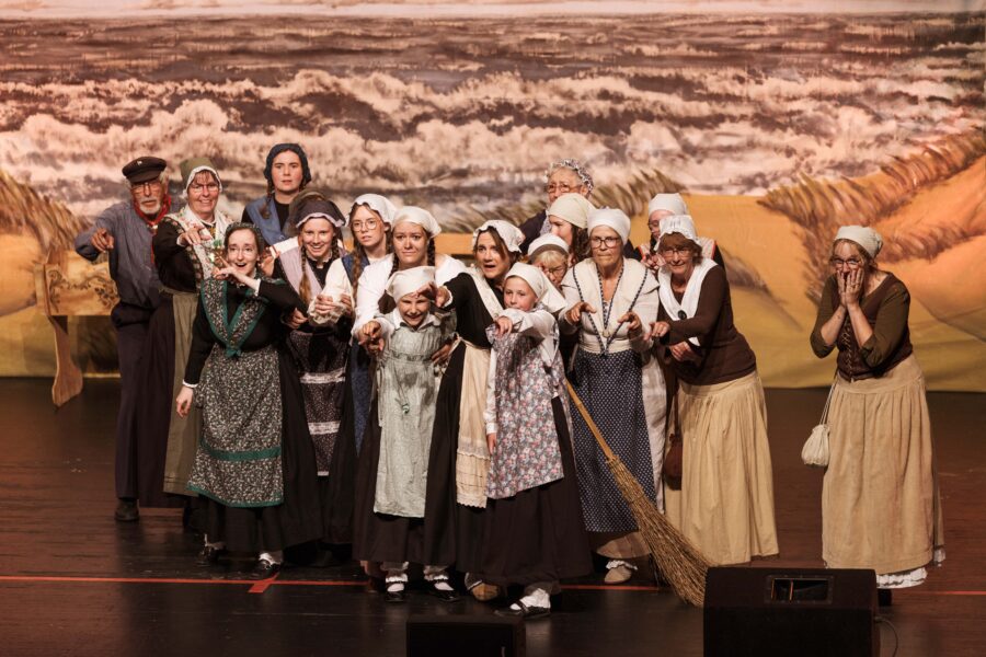 Trachten, Tanz und Shantys: Das Borkum Musical Up de Walvis (Auf Walfang) wird von der Borkumer Trachtengruppe auf die Bühne gebracht. © Nordseeheilbad Borkum GmbH, Marc Basan