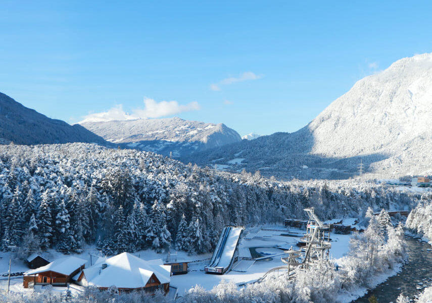 Auch wenn im Winter einige Action-Angebote der AREA 47 witterungsbedingt pausieren, ist der Indoor Bikepark geöffnet und Unterkünfte stehen zur Verfügung. © AREA 47