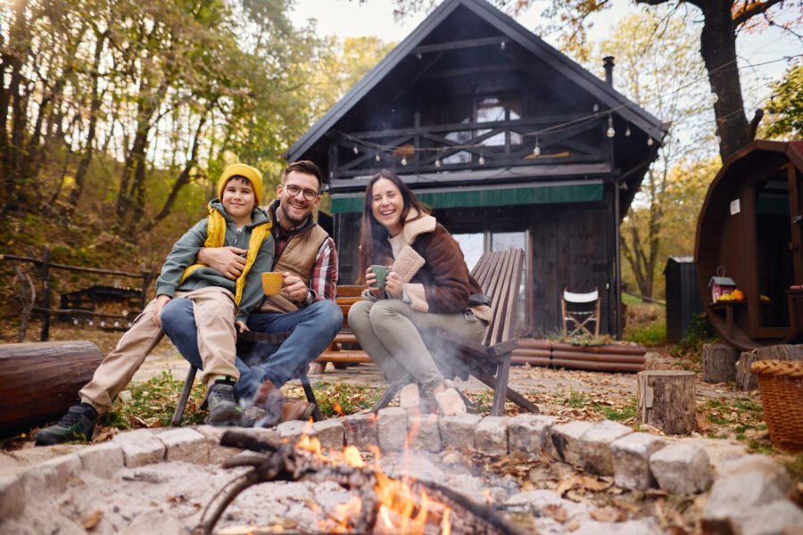 Eine Urlaubsreise ist für die Deutschen unverzichtbar, die Budgets sind aber knapper geworden. Deswegen lohnt es sich besonders, seine Reise umsichtig zu planen. Mit wenigen Kniffen kann man eventuell ordentlich Geld sparen. © iStock