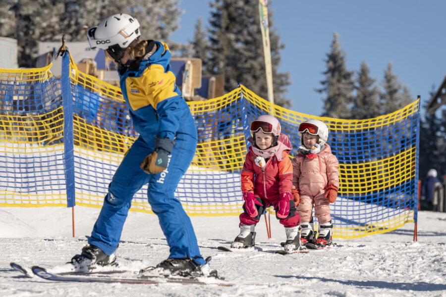 Mit Spaß zu den ersten Schwüngen: In der Region Schladming-Dachstein können Kinder allerorts wunderbar das Skifahren lernen. © Lorenz Masser