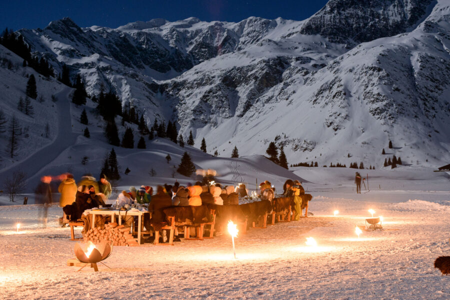 Vollmond Dinner Gastein: Auf 1.590 Metern, mitten im Nationalpark Hohe Tauern im SalzburgerLand, wird ein 5-Gänge-Menü inklusive Getränke unter dem Sternenhimmel serviert. © Marktl Photography